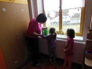 Zaléváme květiny ve školce